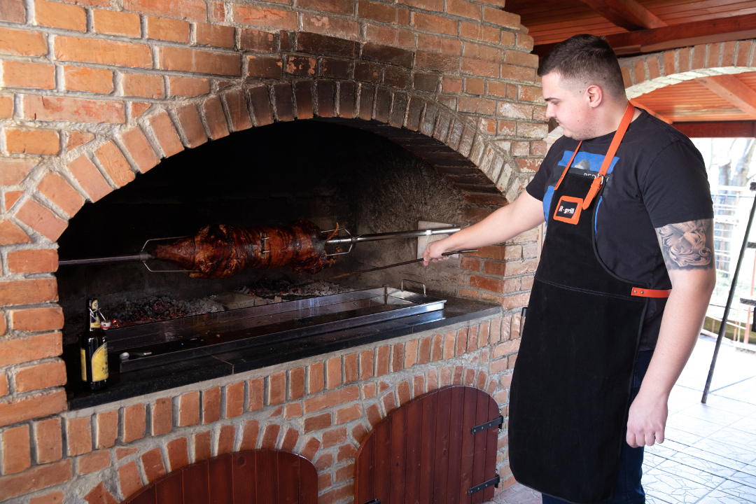 How to roast a whole pig on a spit – Everything you need to know